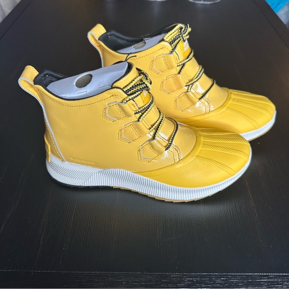 Women's SOREL Out N About III Waterproof Boot Yellow Ray/Sea Salt - Picture 11 of 16